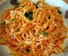 Тарелка спагетти вилкой готова